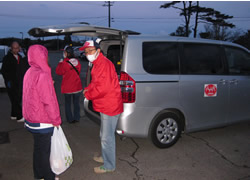 AAR Japan delivers relief supplies to a welfare facility for the disabled.